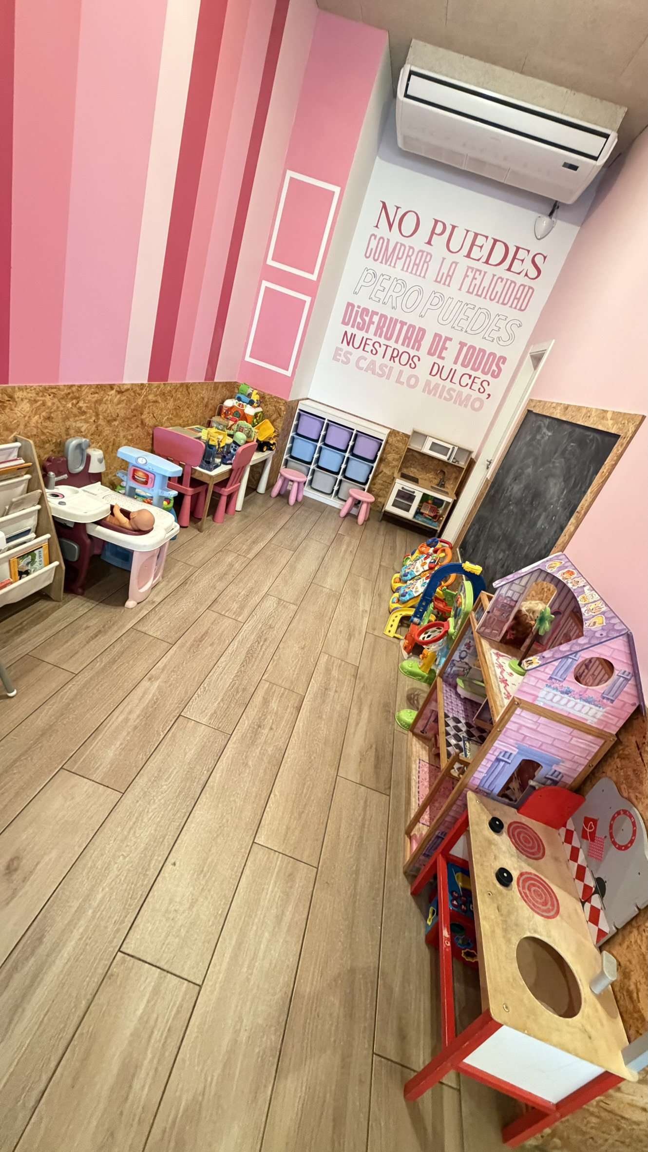 Zona de juegos infantil de Que Cookie con juguetes y pizarra